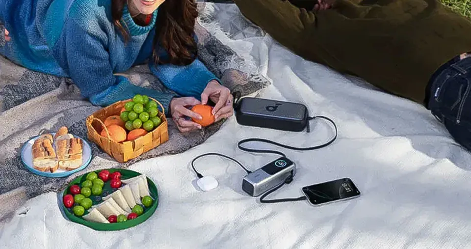 باور بانك بمنفذ USB ومنفذ Type-C بقدرة شحن سريع 165 واط مع سعة 25000 مللي أمبير مزود  بكابلين مدمجين من نوع Type-C – اللون: أسود من أنكر