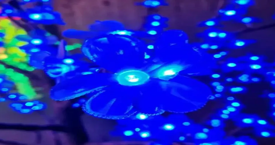 شجرة أزهار كرز LED كريستالية متلألئة متعددة الألوان – شجرة ديكور مقاومة للماء مع أوضاع ألوان متعددة