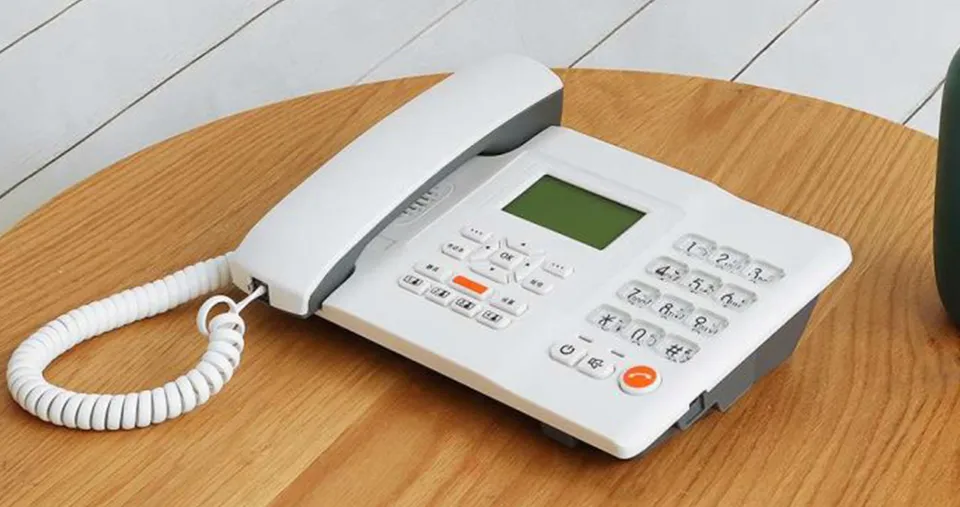 هاتف لاسلكي قابل لإعادة الشحن يدعم شريحة SIM والهاتف الأرضي مع شاشة LCD، رسائل SMS، معرف المتصل، وضع مكبر الصوت بدون استخدام اليدين، والاتصال السريع