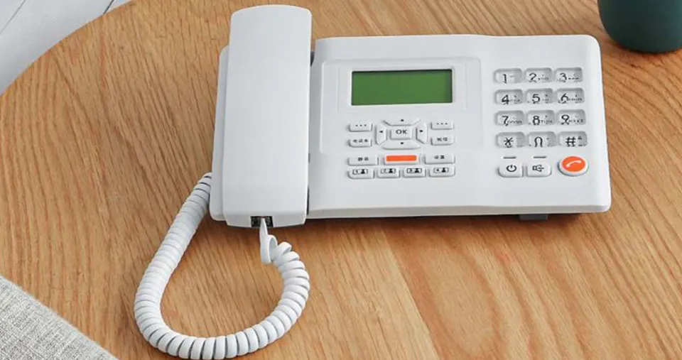 هاتف لاسلكي قابل لإعادة الشحن يدعم شريحة SIM والهاتف الأرضي مع شاشة LCD، رسائل SMS، معرف المتصل، وضع مكبر الصوت بدون استخدام اليدين، والاتصال السريع