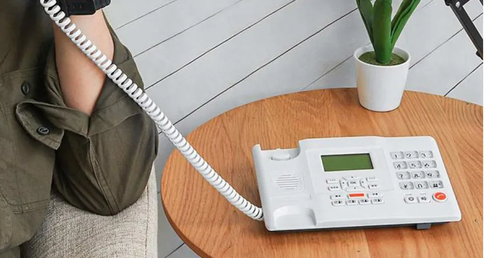 هاتف لاسلكي قابل لإعادة الشحن يدعم شريحة SIM والهاتف الأرضي مع شاشة LCD، رسائل SMS، معرف المتصل، وضع مكبر الصوت بدون استخدام اليدين، والاتصال السريع