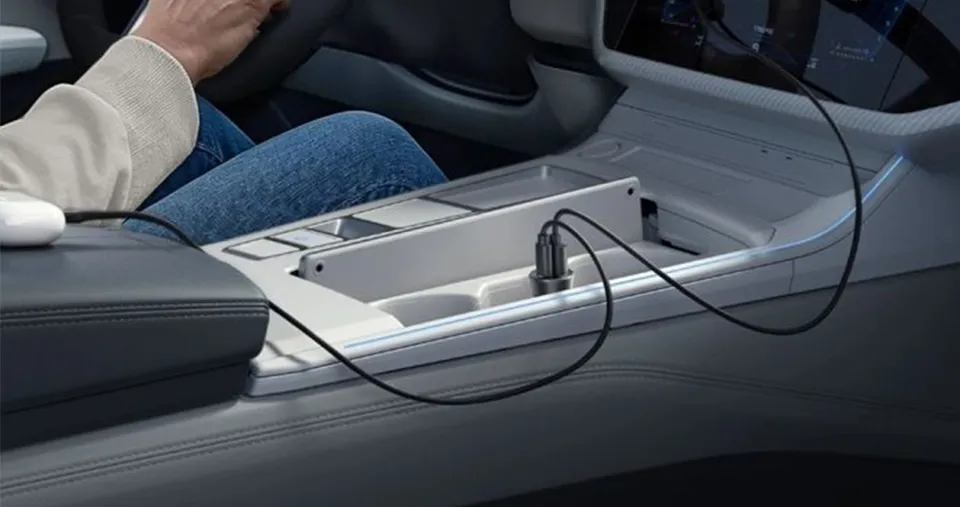 شاحن سيارة مع منفذ Type-C ومنفذ USB-A بقوة 30واط مع كيبل Type-c و Lightning من أنكر